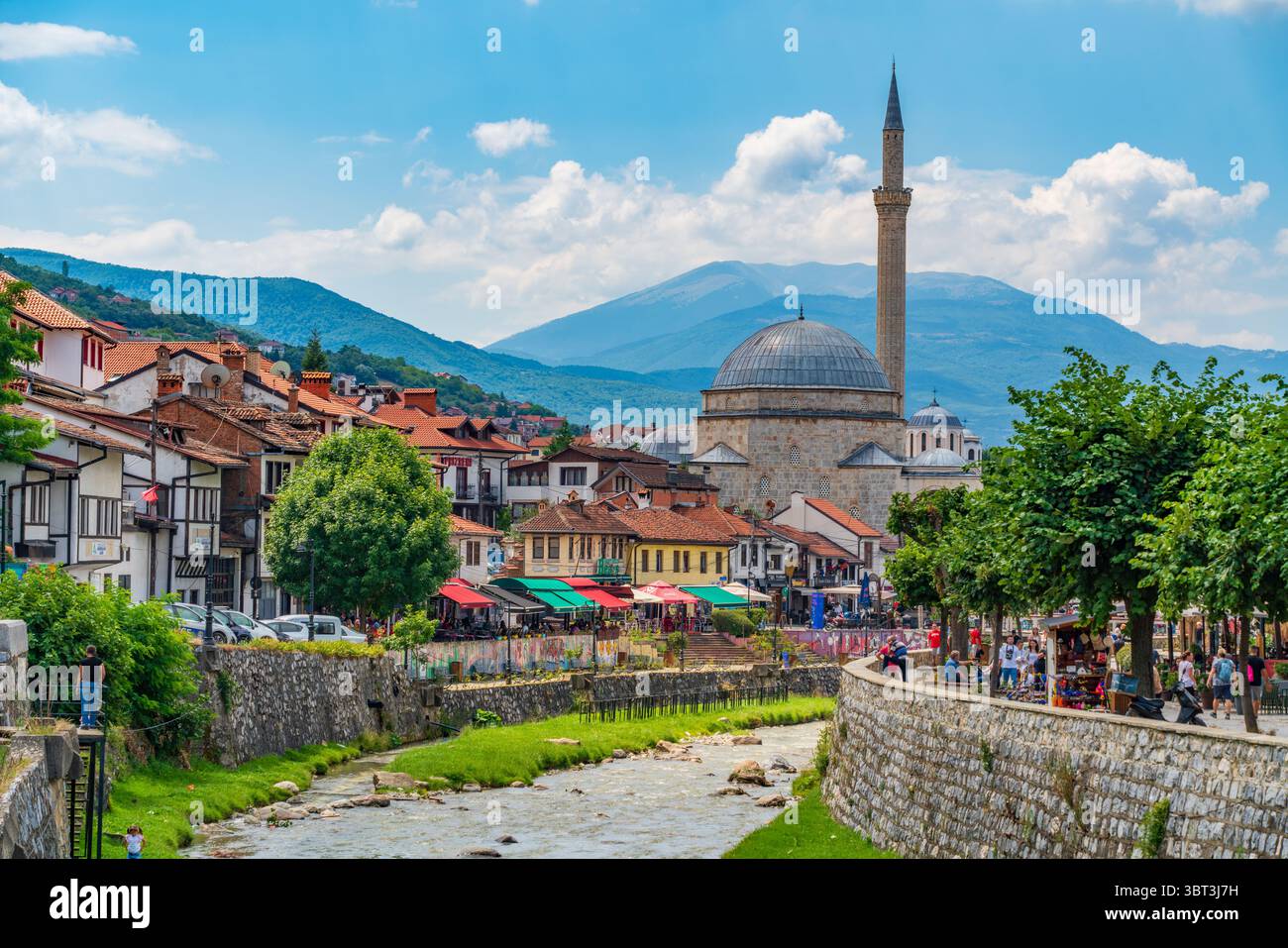 La città vecchia di Prizren e la moschea di Sinan Pasha in Kosovo Foto Stock