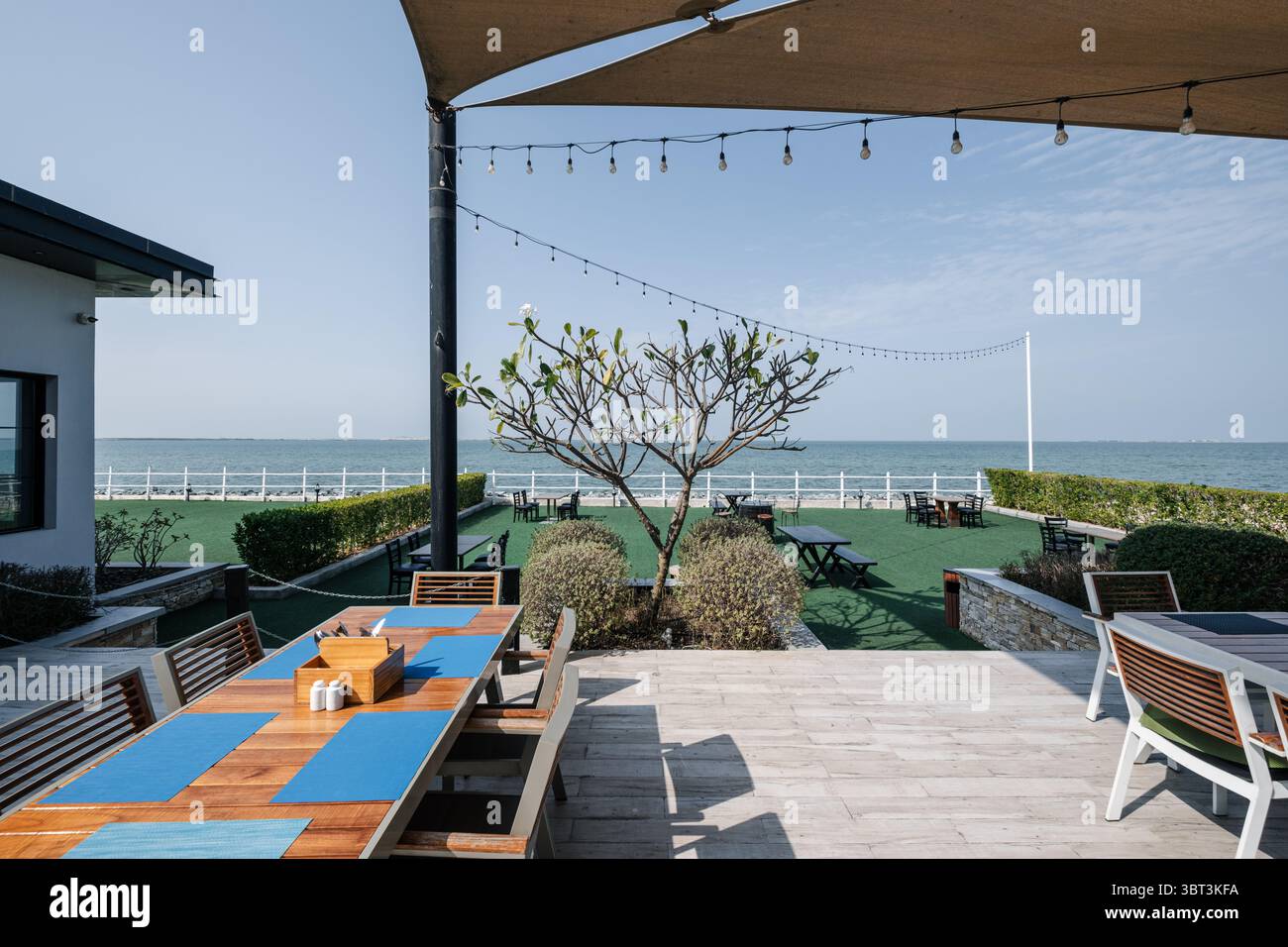Ristorante di pesce con vista sulla spiaggia, ristorante raffinato con vista sulla spiaggia, ristorante Aesthetic all'aperto in una giornata di sole Foto Stock