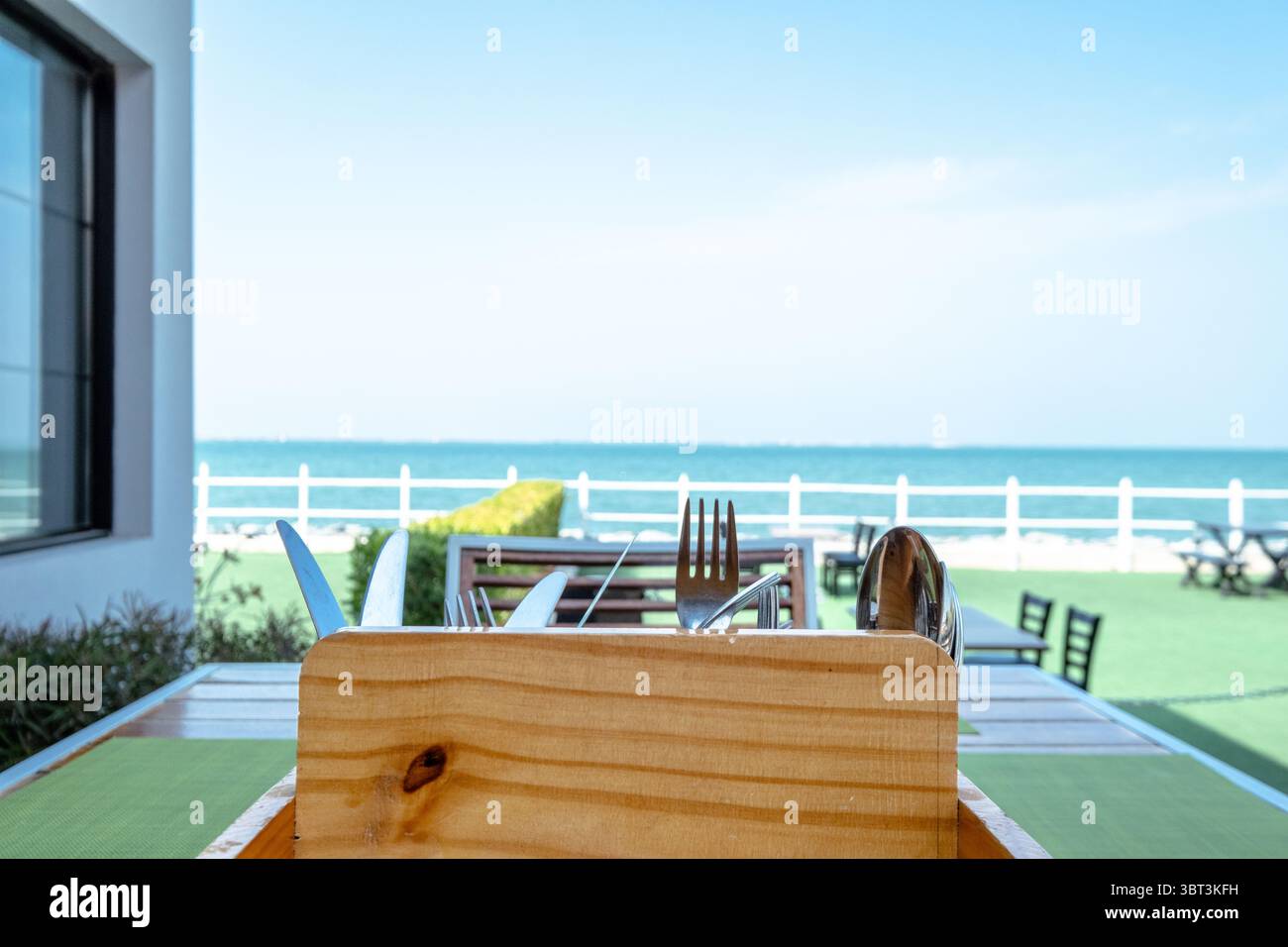 vista sul mare dal ristorante sulla spiaggia, cielo blu con sfondo nuvoloso Foto Stock