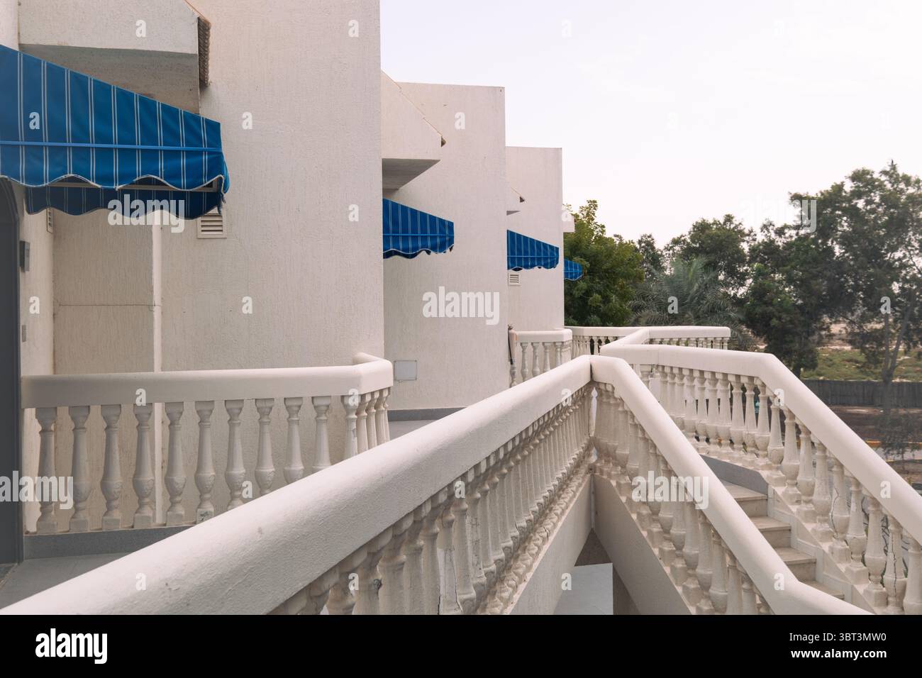 Cottage di architettura mediterranea, architettura costiera ispirata all'Art Deco, sfondo di un resort di lusso sulla spiaggia Foto Stock