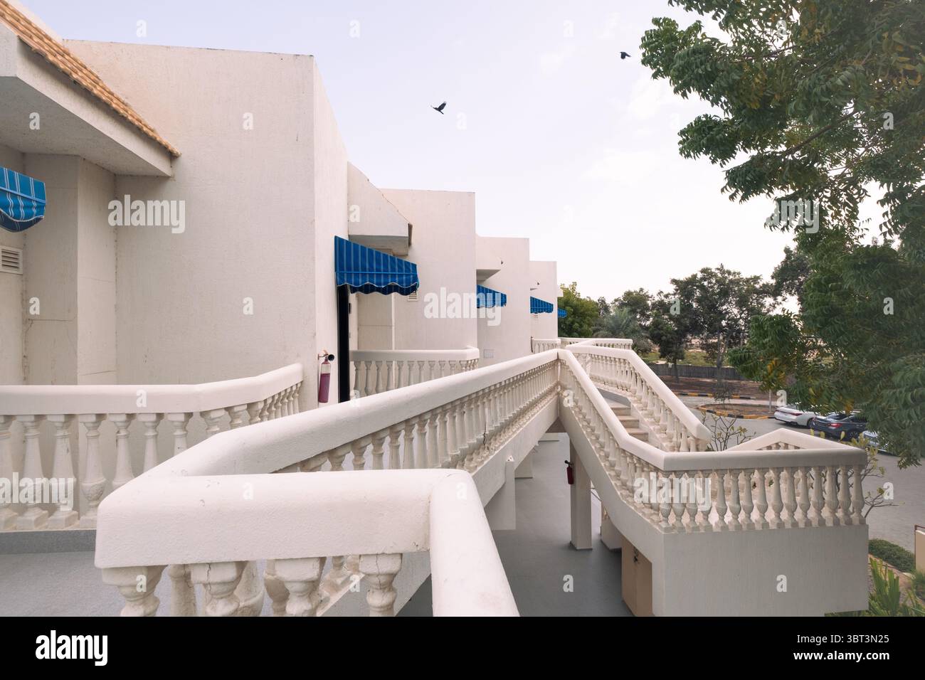 Architettura mediterranea, architettura costiera ispirata all'Art Déco, lussuosa cornice del resort sulla spiaggia Foto Stock
