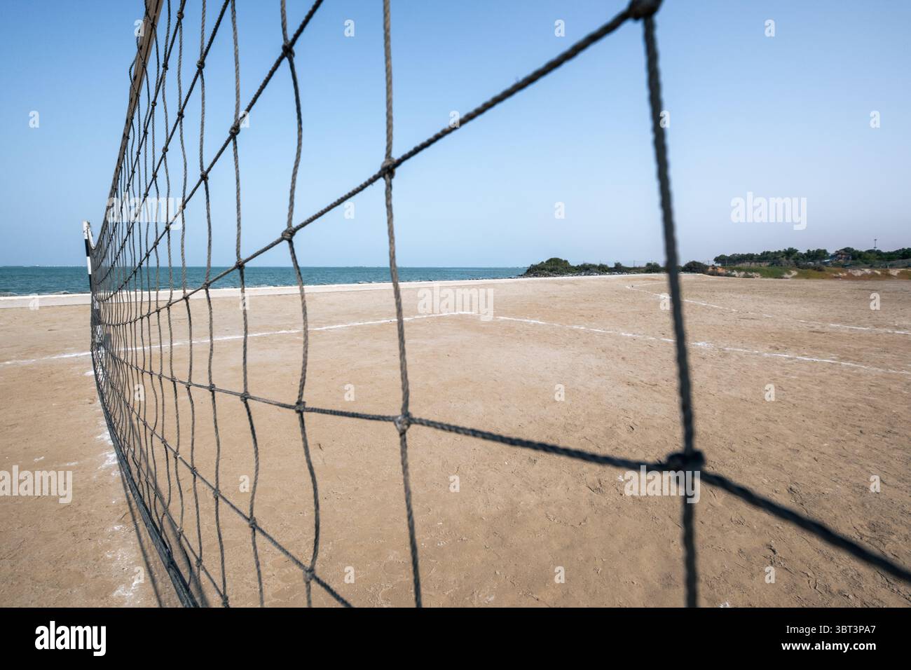 Foto ravvicinata della rete da pallavolo sulla spiaggia, foto creative per gli sport in spiaggia Foto Stock