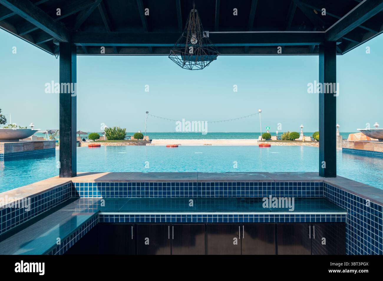 Bar a bordo piscina con vista spiaggia, bar sulla spiaggia, resort di lusso con vista spiaggia Foto Stock