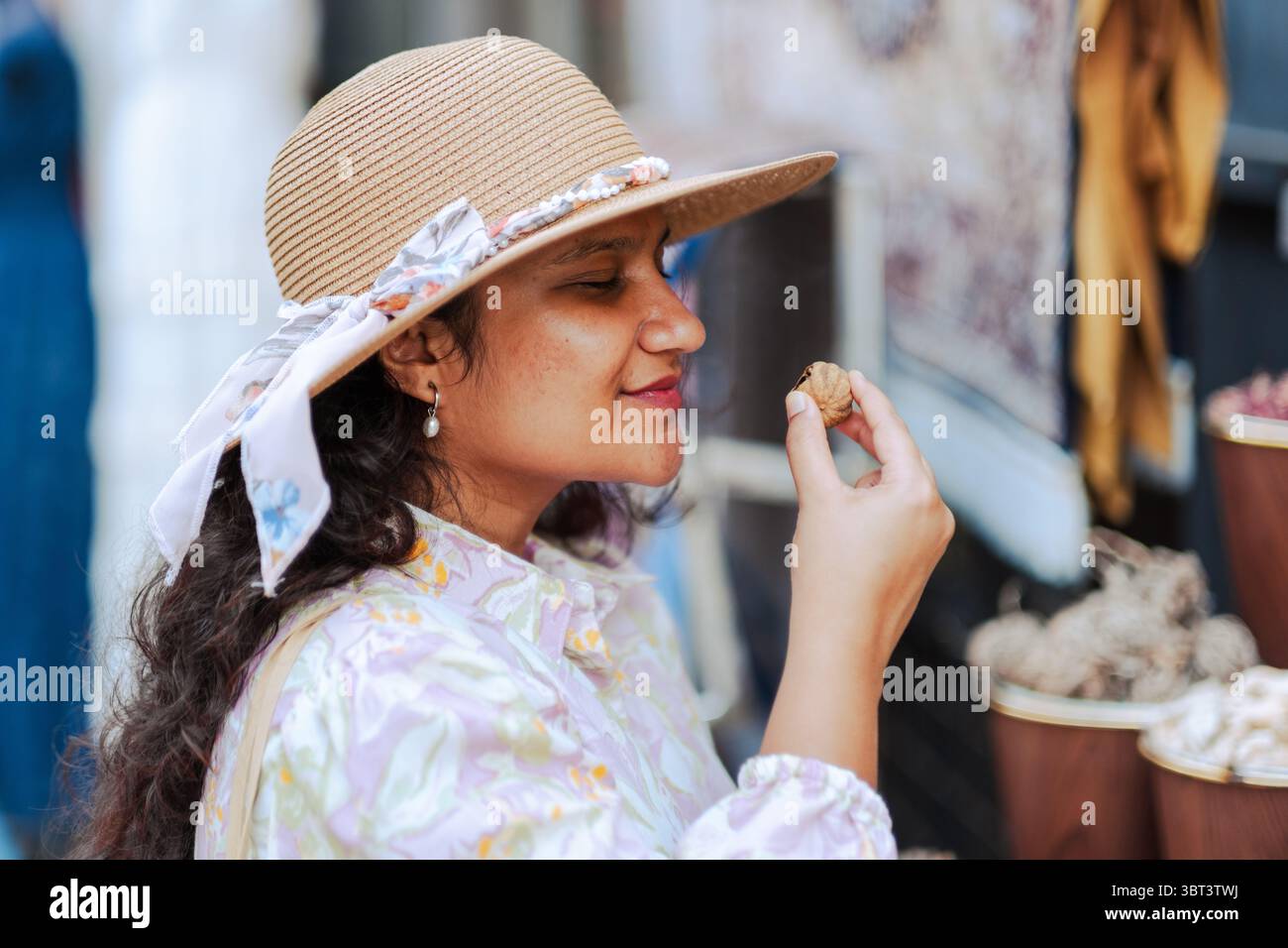 Giovane donna in cappello che acquista spezie dal mercato delle spezie locale di Dubai, dal souq e dai mercati di Dubai Foto Stock