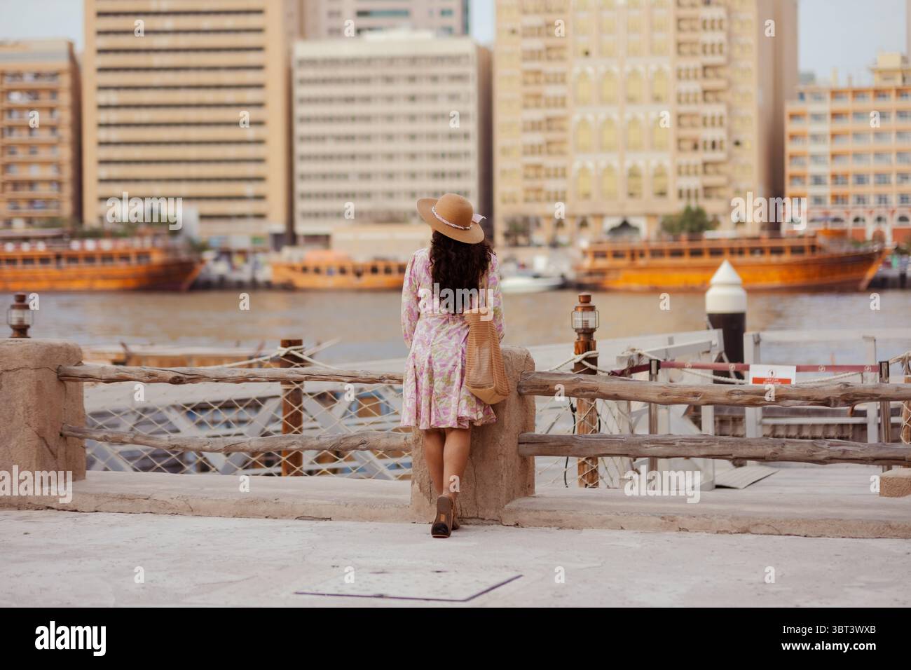 Viaggiatore da solo che esplora il quartiere storico di al seef a Dubai Foto Stock