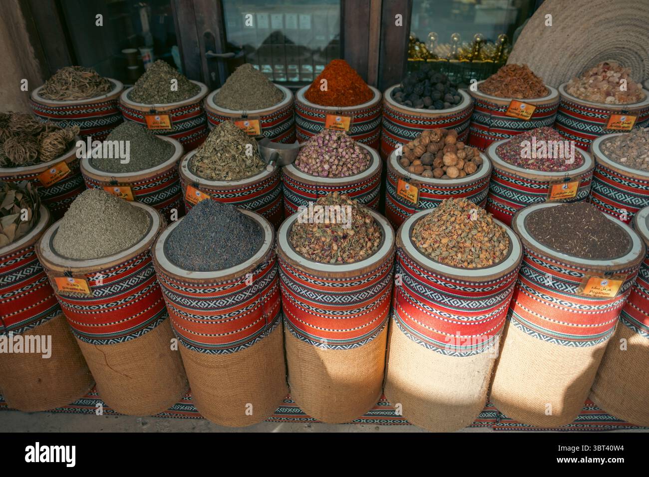 Un sacco di spezie e tè alle erbe in mostra in un mercato di spezie locale nel quartiere storico di al seef a Dubai Foto Stock