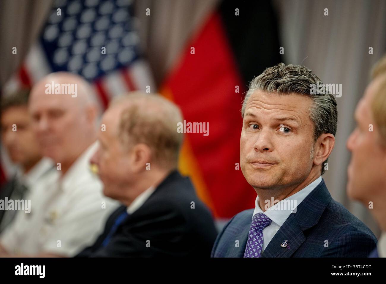 Washington, Stati Uniti. 14 luglio 2025. Pete Hegseth, Segretario alla difesa degli Stati Uniti, riceve la sua controparte tedesca. L'obiettivo principale della riunione sarà quello di equipaggiare le forze armate ucraine per la campagna difensiva in corso contro la Russia, in particolare il rafforzamento delle difese aeree. Tuttavia, anche il riarmo della NATO e lo schieramento delle truppe statunitensi in Germania probabilmente svolgeranno un ruolo. Crediti: Kay Nietfeld/dpa/Alamy Live News Foto Stock