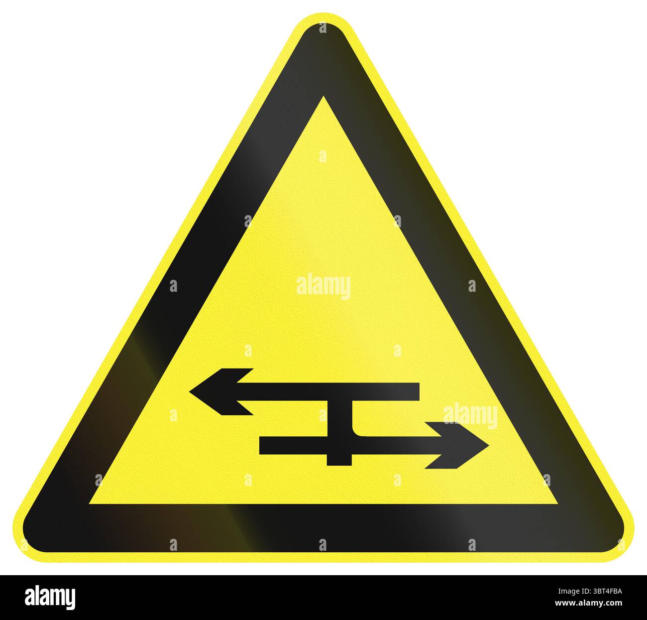 Segnale stradale di avvertenza in Cina - incrocio a T con carreggiata doppia. Foto Stock