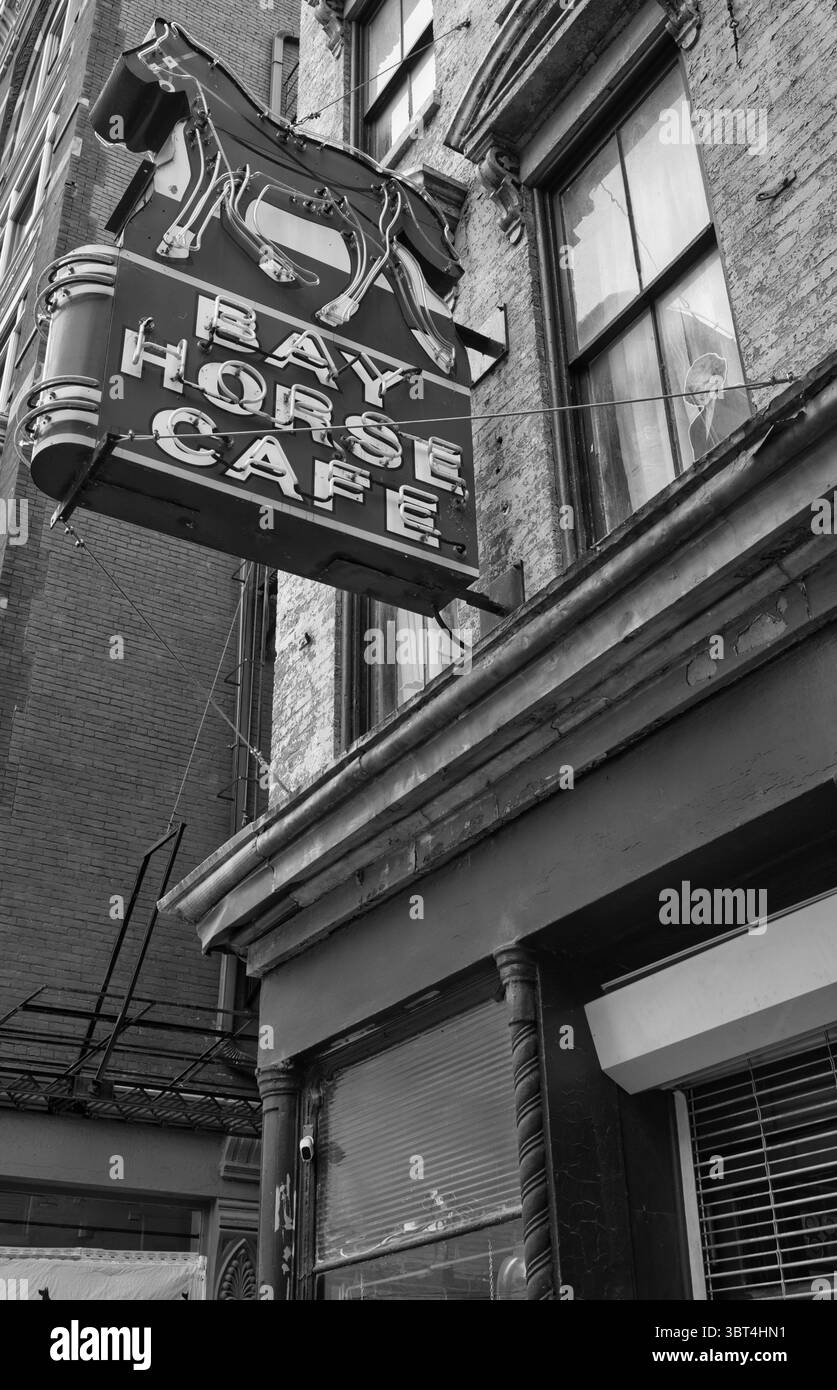 Un bar storico nel cuore del quartiere centrale degli affari di Cincinnati, il Bay Horse Cafe. Bianco e nero USA 2025 Foto Stock