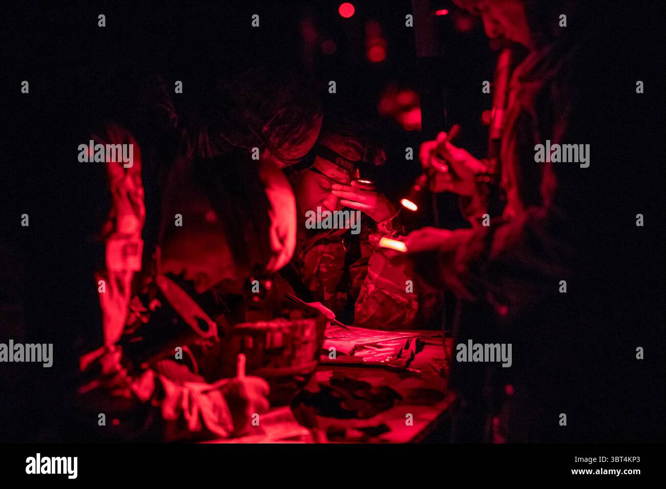 24 settembre 2019 - Tacoma, Washington, USA - la Sgt. Samantha Delgado lavora con il suo compagno di squadra per tracciare i punti durante il corso notturno di navigazione terrestre al CSM Jack L. Clark Jr. Army Best Medic Competition presso Joint base Lewis-McChord, Washington, 24 settembre 2019.ventotto squadre di due soldati provenienti da tutto il mondo si sono recate nello stato di Washington per competere nelle finali per essere nominate Armys Best Medic. La competizione è un test impegnativo di 72 ore delle capacità fisiche e mentali delle squadre. I concorrenti devono essere leader agili e flessibili che dimostrino un giudizio maturo durante il test collettivo di skil Foto Stock