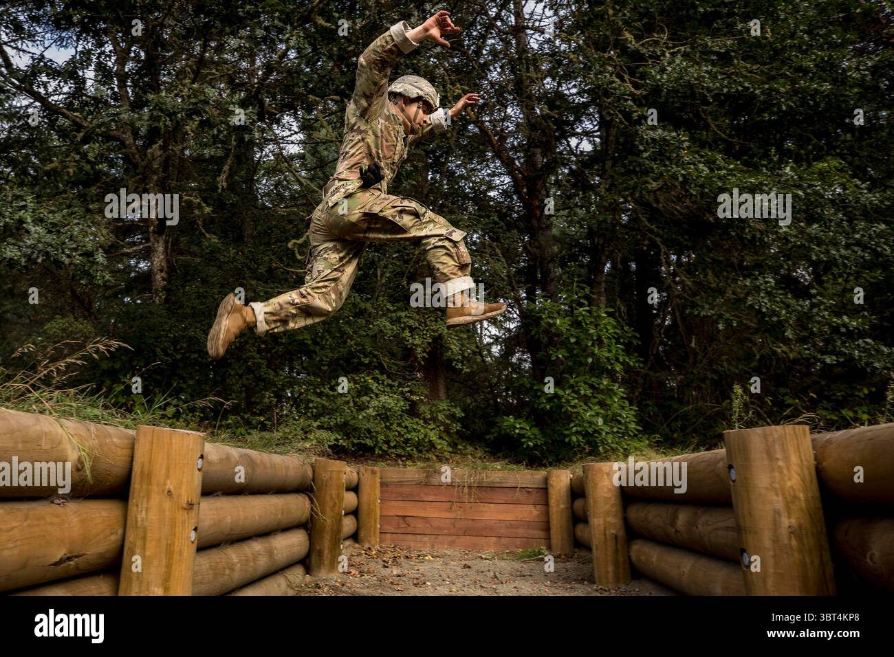 24 settembre 2019 - Tacoma, Washington, USA - SSG Manuel Sanchez salta oltre e ostacoli durante il CSM Jack L. Clark Jr. Army Best Medic Competition presso Joint base Lewis-McChord, Washington, 24 settembre 2019. (Immagine di credito: © U.S. Army/ZUMA Wire/ZUMAPRESS.com) Foto Stock