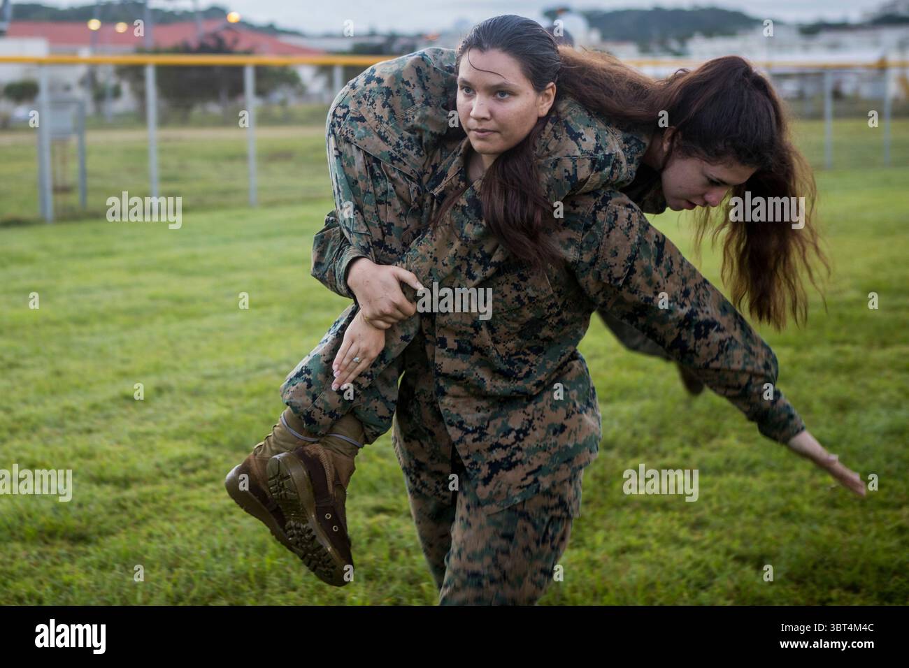 25 settembre 2019 - Camp Foster, Okinawa, Giappone - Marines statunitensi con quartier generale e battaglione di supporto conducono il loro test di fitness di combattimento annuale (CFT) a Camp Foster, Okinawa, Giappone, 25 settembre 2019. Il CFT viene amministrato una volta all'anno per garantire che i Marines siano pronti per la missione e in condizioni fisiche ottimali. (Immagine di credito: © U.S. Marines/ZUMA Wire/ZUMAPRESS.com) Foto Stock