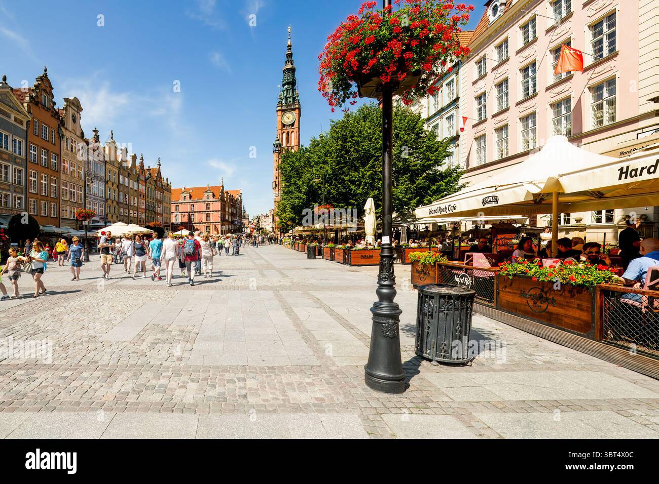 Danzica, Polonia - 22 luglio 2017: Vivace strada di Danzica, Polonia, piena di persone, edifici storici e vivaci esposizioni di fiori che creano un cheerf Foto Stock