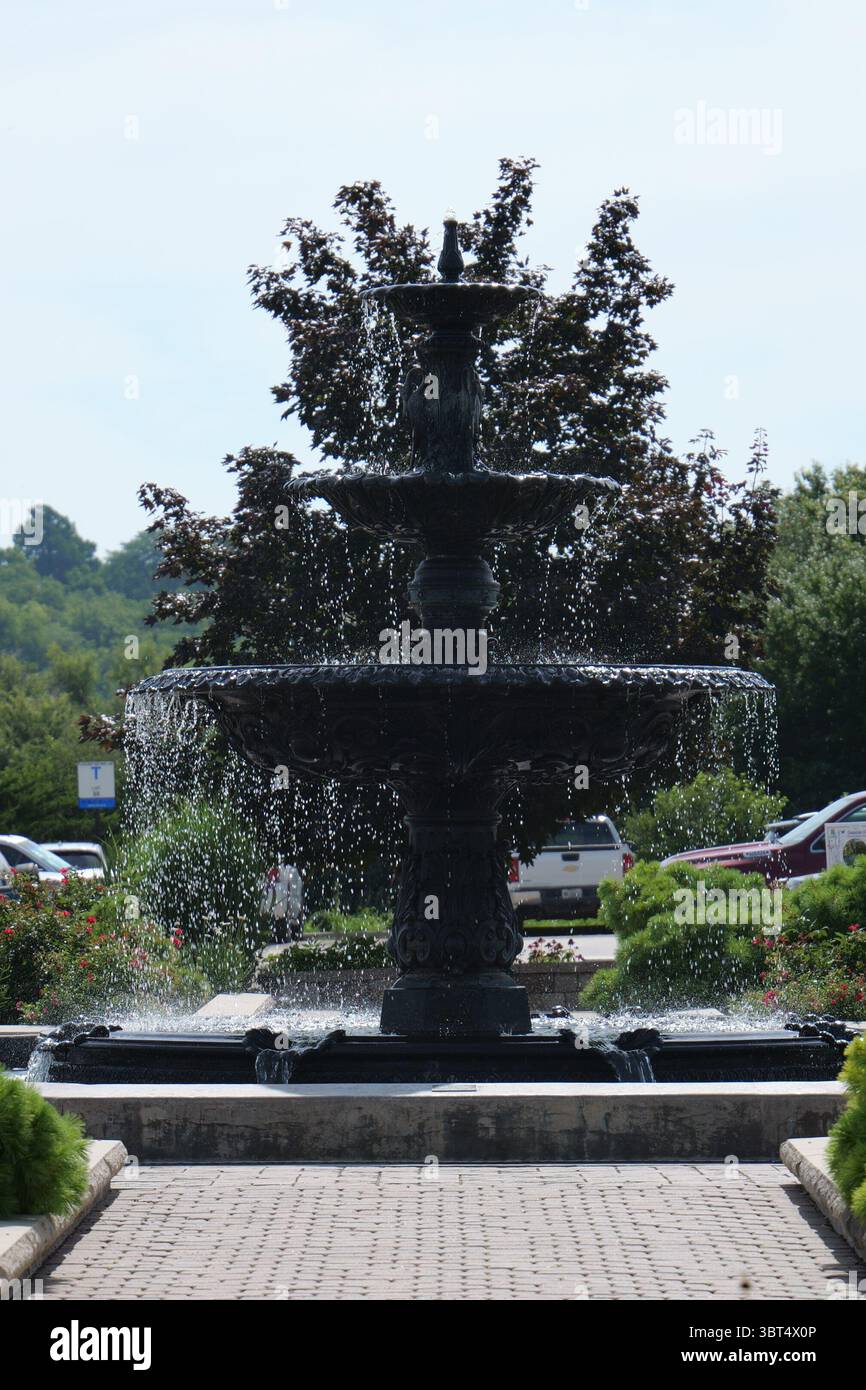Manhattan, Kansas - 7 luglio 2025: K-State Gardens Fountain - Kansas State University Gardens Foto Stock