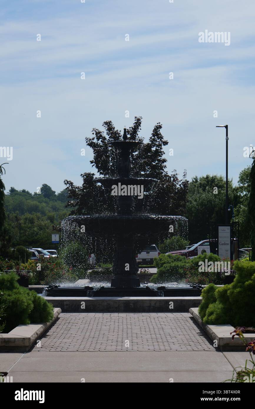 Manhattan, Kansas - 7 luglio 2025: K-State Gardens Fountain - Kansas State University Gardens Foto Stock