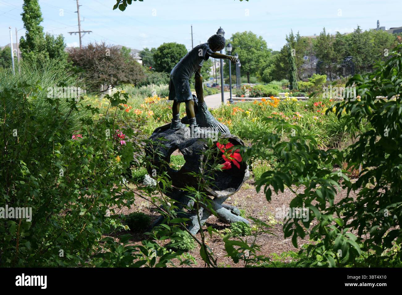 Manhattan, Kansas - 7 luglio 2025: K-State Gardens Fountain - Kansas State University Gardens Foto Stock