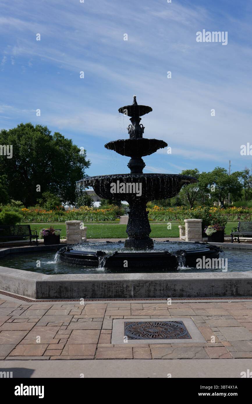 Manhattan, Kansas - 7 luglio 2025: K-State Gardens Fountain - Kansas State University Gardens Foto Stock