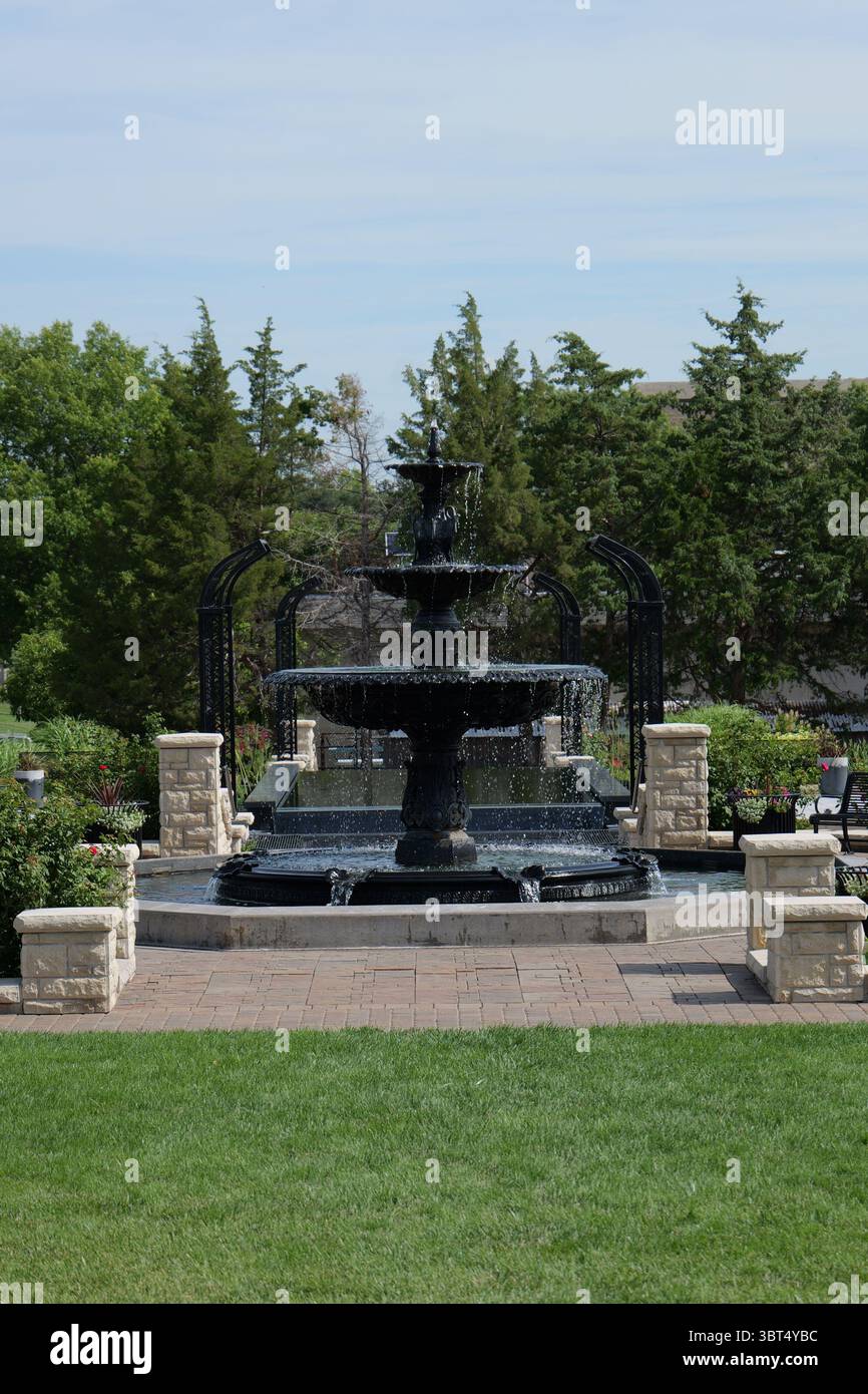 Manhattan, Kansas - 7 luglio 2025: K-State Gardens Fountain - Kansas State University Gardens Foto Stock