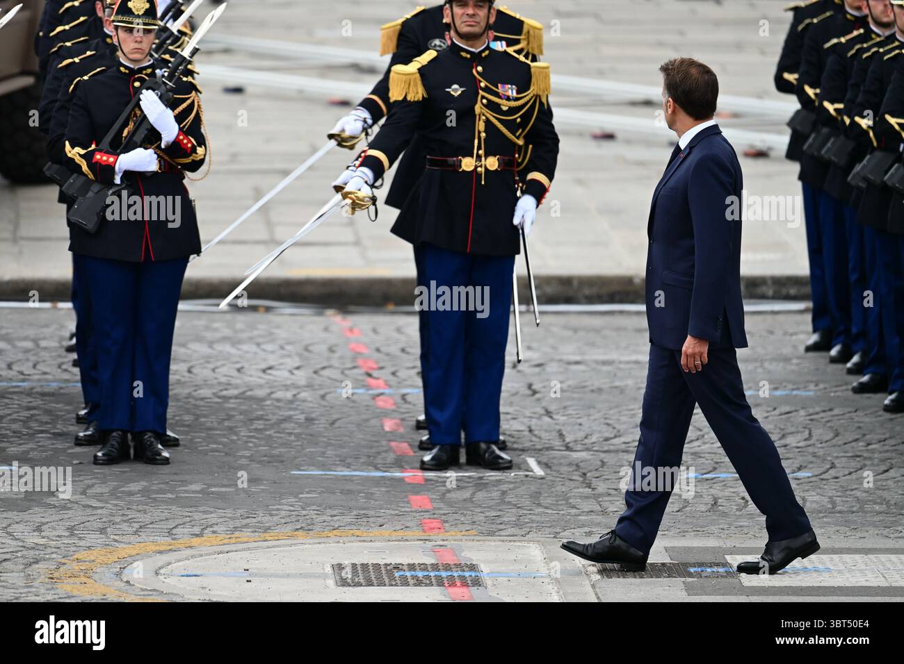 Parigi, Francia. 14 luglio 2025. Il presidente francese Emmanuel Macron arriva alla parata militare del 14 luglio 2025 sugli Champs-Elysees a Parigi. - 14/07/2025 - Francia/Ile-de-France (regione)/Parigi - Julien Mattia/le Pictorium credito: LE PICTORIUM/Alamy Live News Foto Stock