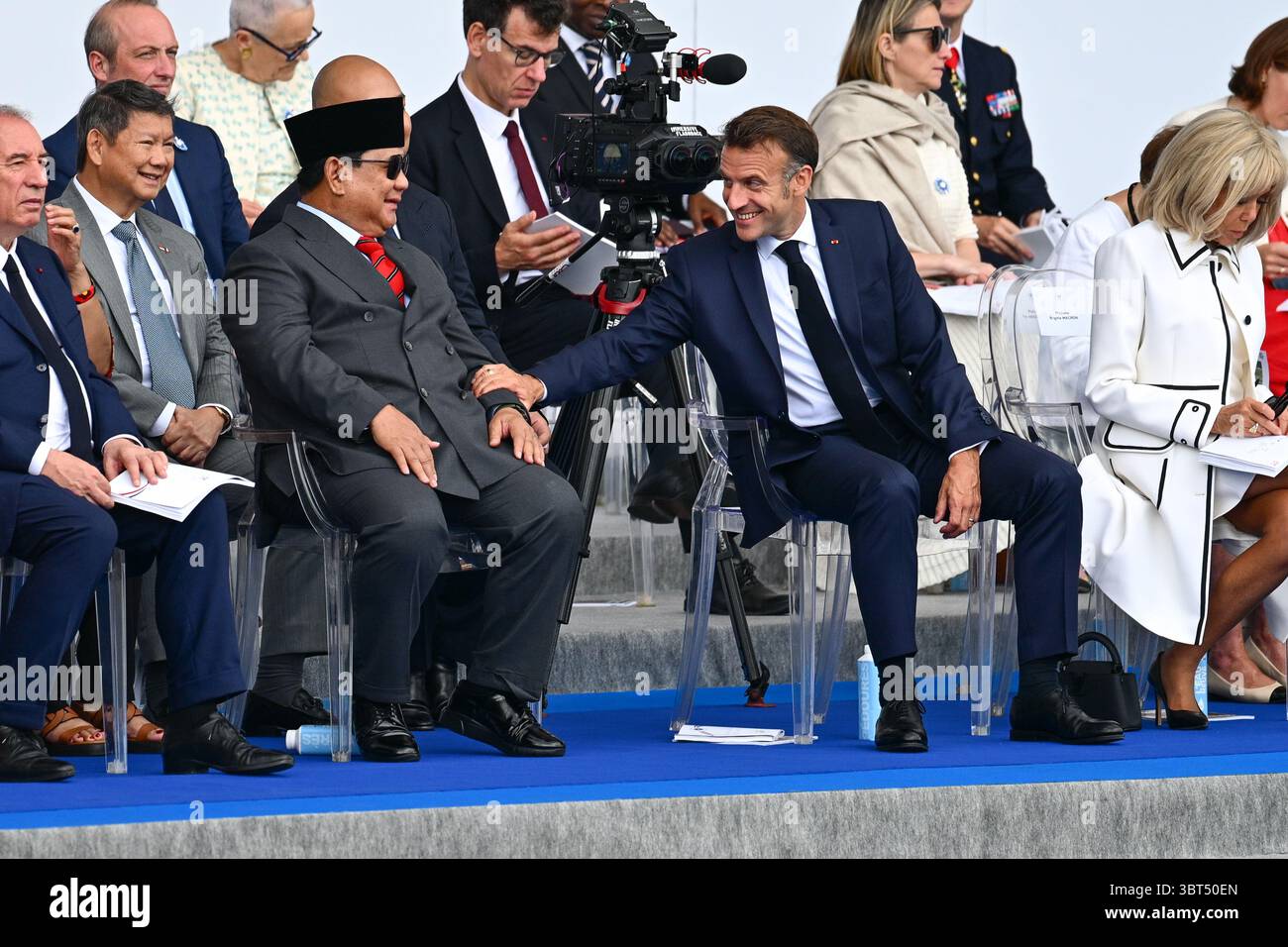 Il presidente francese Emmanuel Macron e il presidente indonesiano Prabowo Subianto alla parata militare del 14 luglio 2025 sugli Champs-Elysees a Parigi. - 14/07/2025 - Francia / Ile-de-France (regione) / Parigi - Julien Mattia / le Pictorium Foto Stock