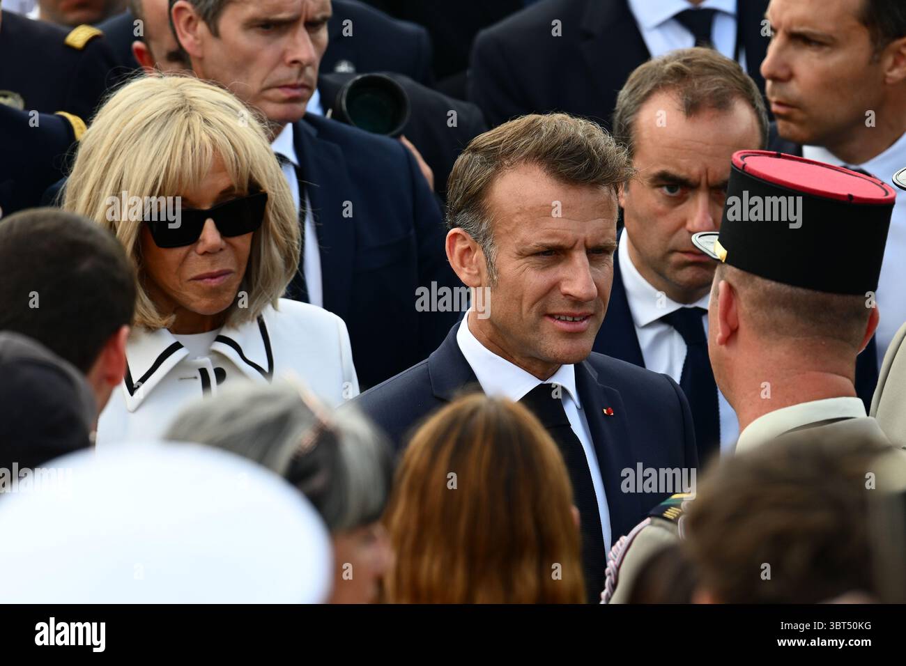 Parigi, Francia. 14 luglio 2025. Bagno di folla per il Presidente della Repubblica, Emmanuel Macron, sua moglie Brigitte Macron e il Ministro delle forze Armate, Sebastien Lecornu, durante la parata del 14 luglio 2025 sugli Champs-Elysees, a Parigi. - 14/07/2025 - Francia/Ile-de-France (regione)/Parigi - Julien Mattia/le Pictorium credito: LE PICTORIUM/Alamy Live News Foto Stock