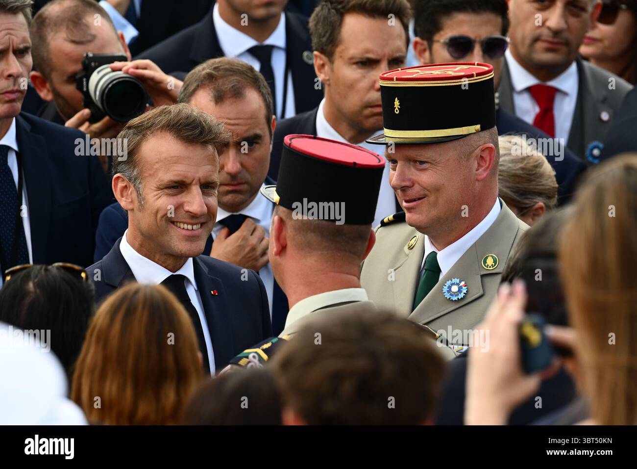 Parigi, Francia. 14 luglio 2025. Bagno di folla per il Presidente della Repubblica, Emmanuel Macron, sua moglie Brigitte Macron e il Ministro delle forze Armate, Sebastien Lecornu, durante la parata del 14 luglio 2025 sugli Champs-Elysees, a Parigi. - 14/07/2025 - Francia/Ile-de-France (regione)/Parigi - Julien Mattia/le Pictorium credito: LE PICTORIUM/Alamy Live News Foto Stock