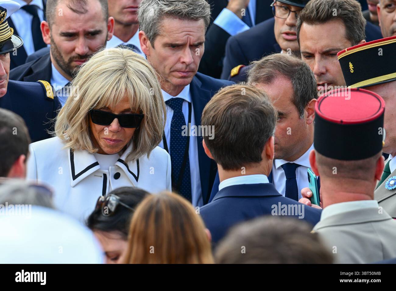 Parigi, Francia. 14 luglio 2025. Bagno di folla per il Presidente della Repubblica, Emmanuel Macron, sua moglie Brigitte Macron e il Ministro delle forze Armate, Sebastien Lecornu, durante la parata del 14 luglio 2025 sugli Champs-Elysees, a Parigi. - 14/07/2025 - Francia/Ile-de-France (regione)/Parigi - Julien Mattia/le Pictorium credito: LE PICTORIUM/Alamy Live News Foto Stock