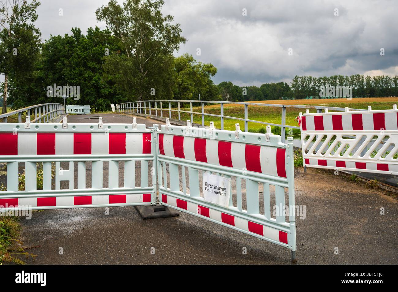 Barriera di un ponte con il cartello in tedesco , Ponte chiuso pericolo di collasso Foto Stock
