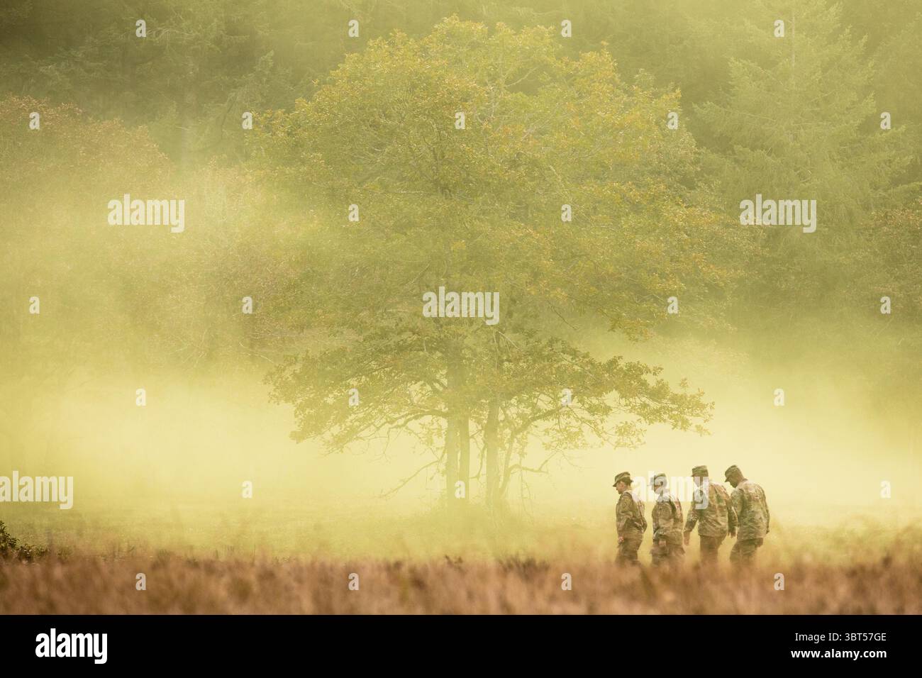 25 settembre 2019 - Tacoma, Washington, Stati Uniti - il generale generale R. Scott Dingle dell'esercito USA visita le corsie mediche coperte di fumo durante il CSM Jack L. Clark Jr. Army Best Medic Competition presso Joint base Lewis-McChord, Washington, 24 settembre 2019. (Immagine di credito: © U.S. Army/ZUMA Wire/ZUMAPRESS.com) Foto Stock