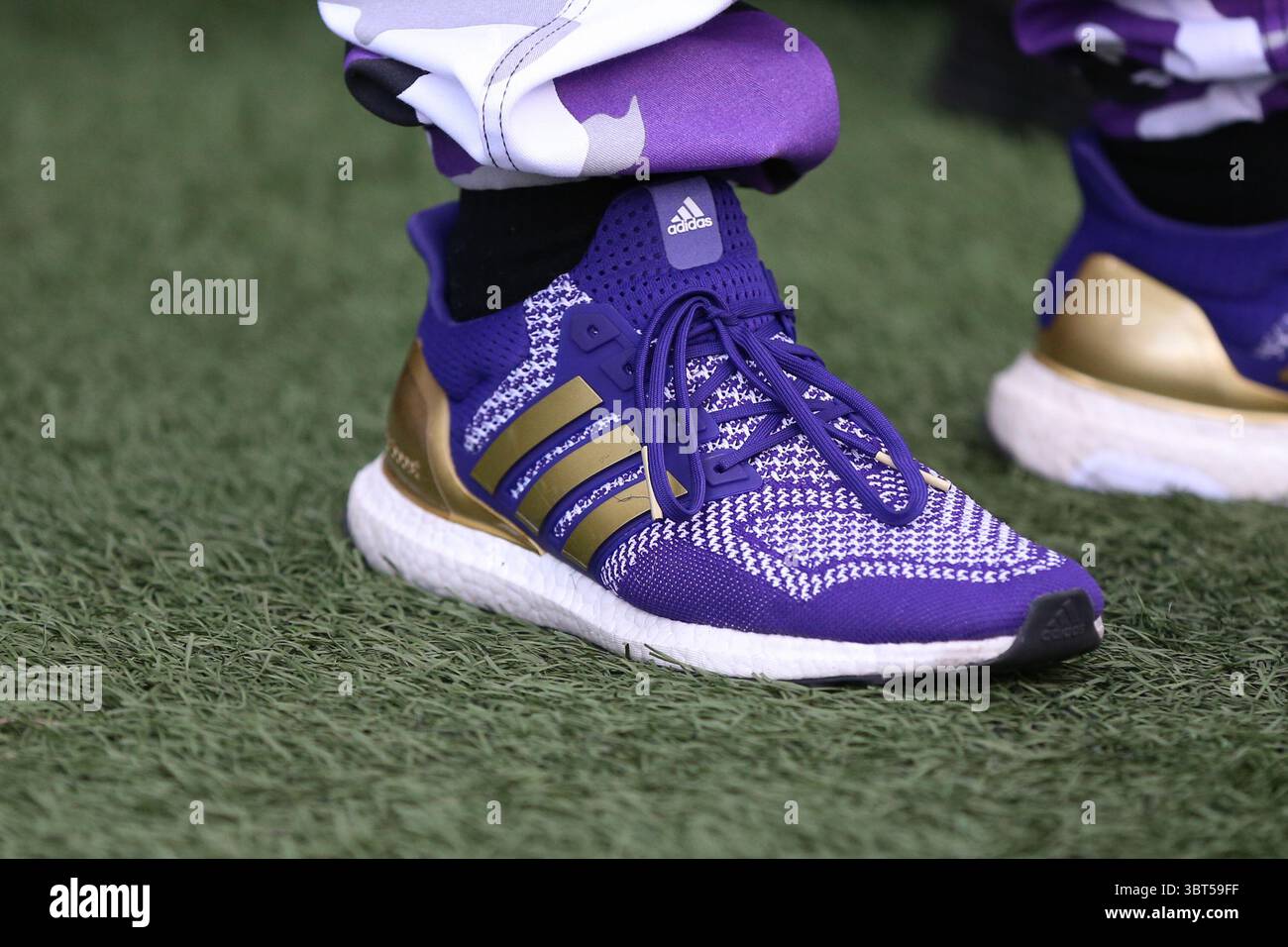 28 settembre 2019: Un membro dello staff dei Washington Huskies indossa l'Adidas Ultra Boost 1,0 in edizione limitata in collaborazione con gli Huskies durante una partita tra i Southern California Trojans e i Washington Huskies all'Alaska Airlines Field all'Husky Stadium di Seattle, Washington. Gli Huskies vinsero 28-14. Sean Brown/CSM(immagine di credito: &Copy; Sean Brown/CSM tramite cavo ZUMA) Foto Stock