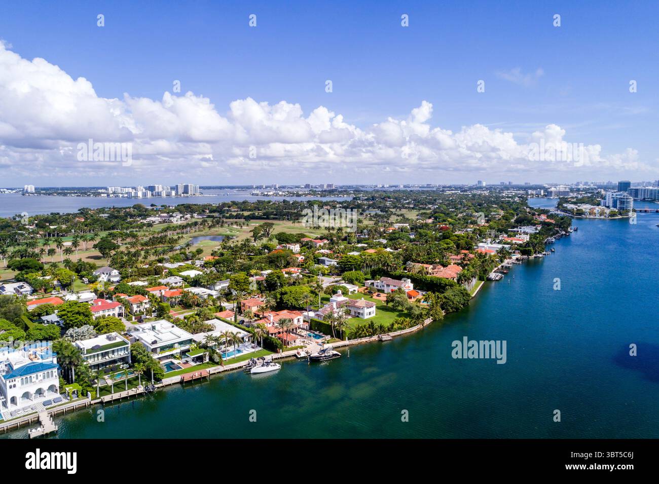 Miami Beach, Florida, vista aerea dall'alto verso il basso, Indian Creek, acqua della baia di Biscayne, campo da golf la Gorce Country Club, 5500 isolati di Pine tre Foto Stock