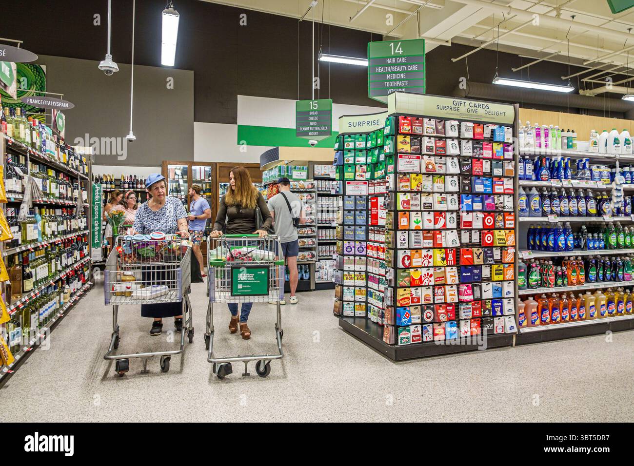 Miami Beach, Florida, North Beach, supermercato Publix, negozi di alimentari, interni, corridoio dei liquori per vini e buoni regalo, servizio di pulizia Foto Stock