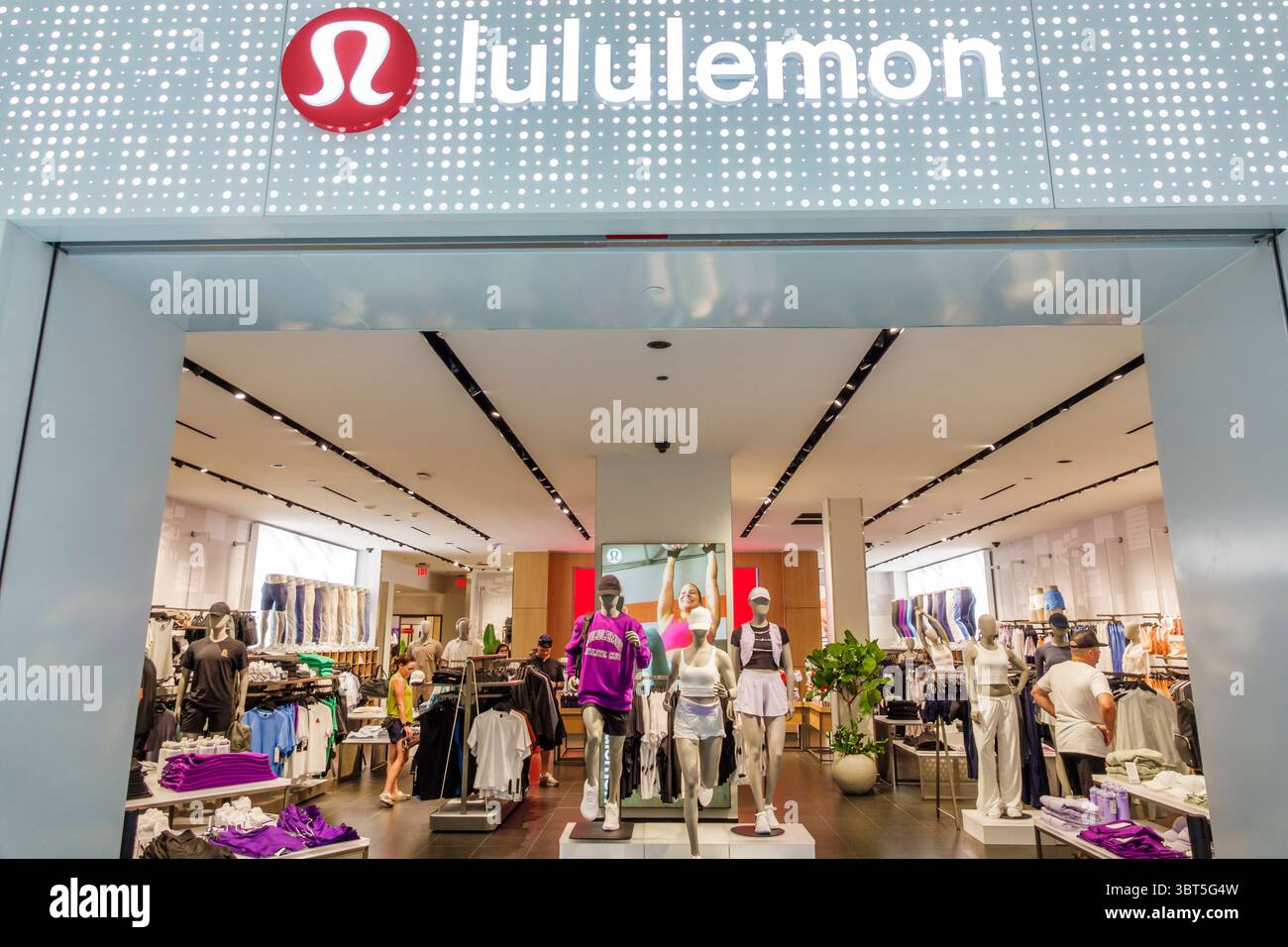 Aventura Miami Florida, Aventura Mall, Lululemon store athleisure fashion, boutique di abbigliamento sportivo, manichini interni abbigliamento atletico, marchio logo st Foto Stock