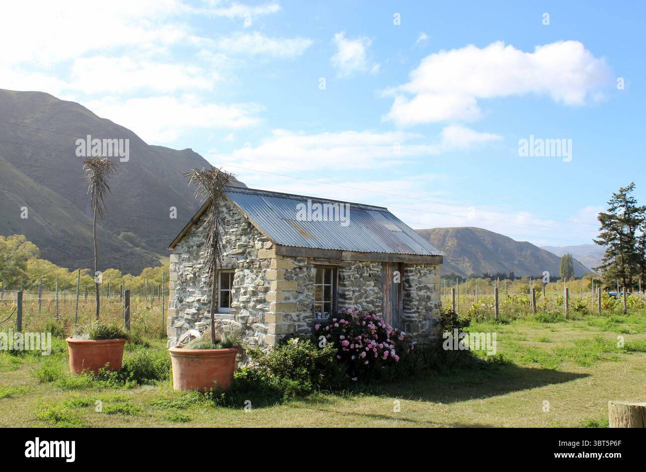 Stone House dei tempi pionieristici della nuova Zelanda, Early Settler's Cottage con Mountain View, Tiny House Foto Stock