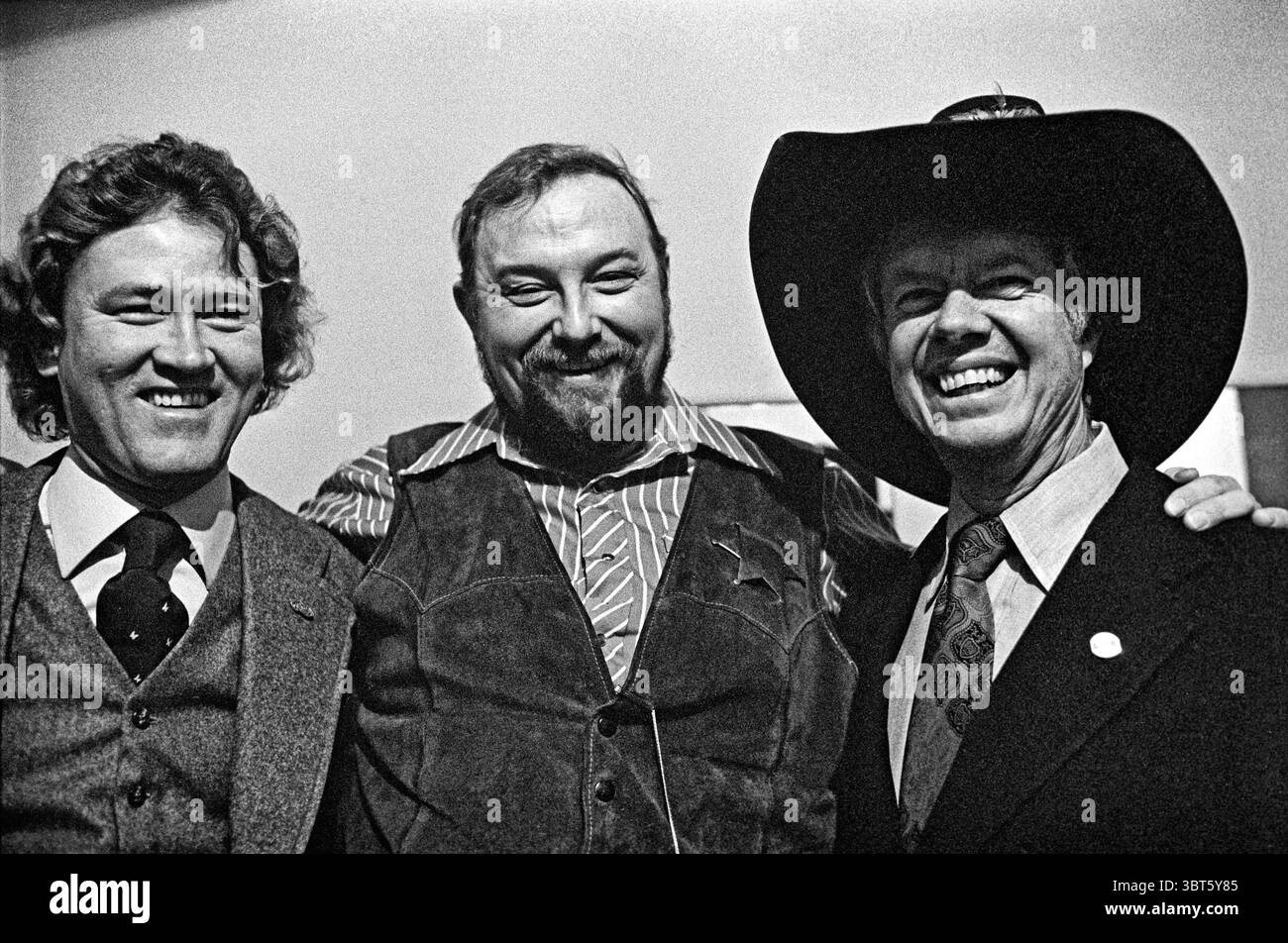 15 giugno 1976 - Atlanta, Georgia, Stati Uniti - FOTO DEL FILE: 1976 (data esatta sconosciuta). PHIL WALDEN, CHARLIE DANIELS, JIMMY CARTER di Carter per la raccolta fondi del presidente al Fox Theater di Atlanta. Il violino che gioca Daniels mette scherzosamente il suo cappello su Carter. (Daniels non si vede quasi mai senza il suo cappello da cowboy). Walden è il fondatore di Macon, la Capricorn Records della Georgia. James Earl 'Jimmy' Carter Jr. (Nato il 1 ottobre 1924), è stato il 39° presidente degli Stati Uniti d'America dal 1977 al 1981. (Immagine di credito: © Ken Hawkins/ZUMApress.com) Foto Stock