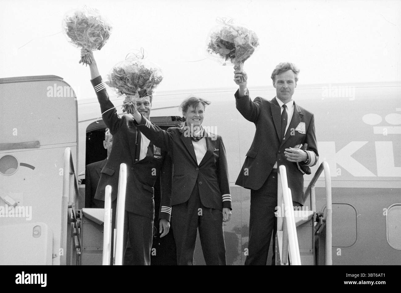 Equipaggio di arrivo dell'aereo dirottato, Whizgle News, Dutch Desk, Paesi Bassi, 1950 - 2000 il 15-08-1993. Questi sono gli argomenti nell'immagine. Nella scena, un trio di membri dell'equipaggio della compagnia aerea si trova in cima ad una serie di gradini che scendono da un aereo. Emanano un'aria di festa e di cameratismo. Ogni persona possiede un bouquet fatto di fiori vivaci, che li innalza trionfalmente nell'aria. I membri dell'equipaggio sono vestiti con uniformi distinte che riflettono il marchio della compagnia aerea, con colori scuri che contrastano con i mazzi luminosi. Due di loro, presumibilmente maschi, indossano cappelli adornati con la A. Foto Stock