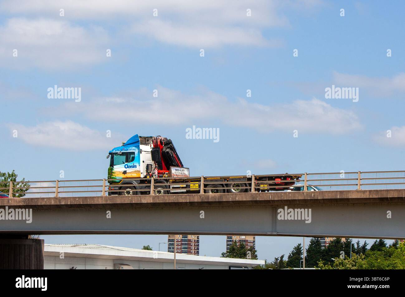 Un autocarro rigido Advante Oasis con gru, vuoto sulla circonvallazione A5 a Tamworth, Staffordshire, Regno Unito. Foto Stock