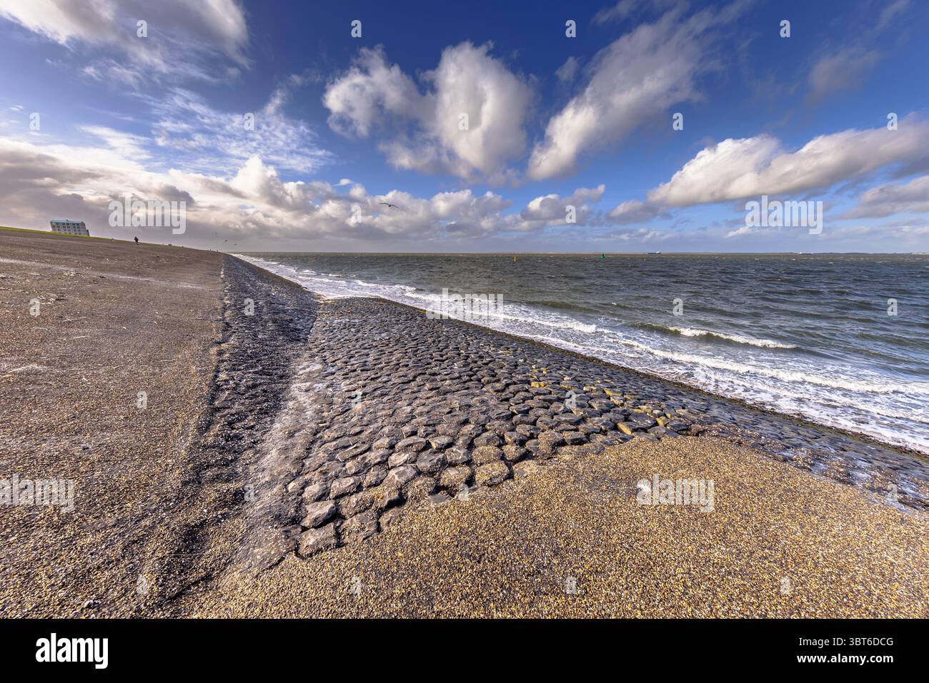 Diga marina a Marsdiep a Den Helder con il vento e il cielo nuvoloso. Panorama paesaggistico della natura in Europa. Paesi Bassi. Foto Stock