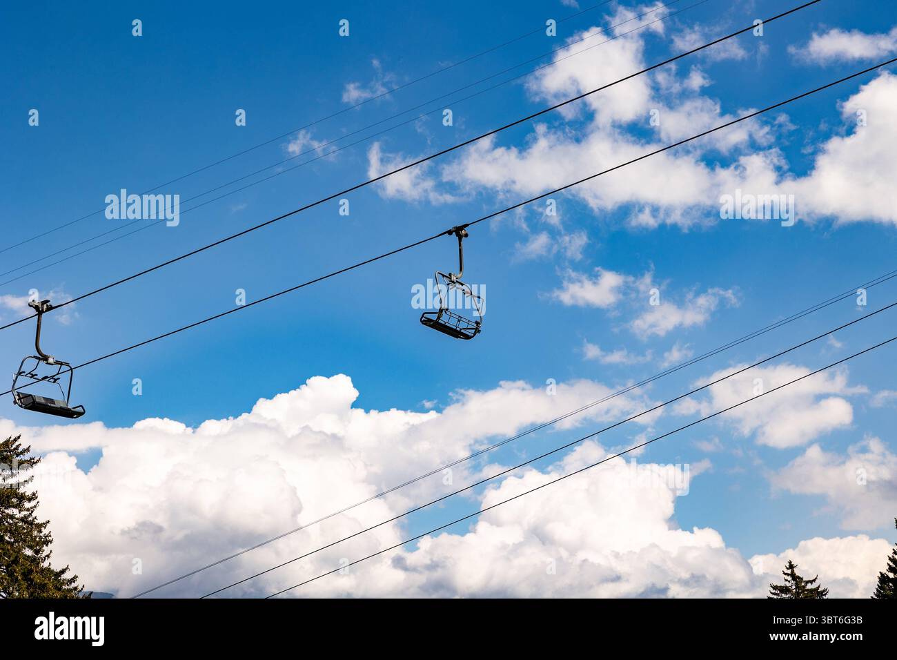 Skilift vuoto e non occupato, Alpi svizzere. Skilift vuoto e non occupato, Alpi svizzere. Svizzera, Cantone San Gallo. Cielo limpido con le nuvole, estate. Escursioni, viaggi, turismo, destinazione, ricreazione, attività ricreative. svizzera_B97A8367 Foto Stock