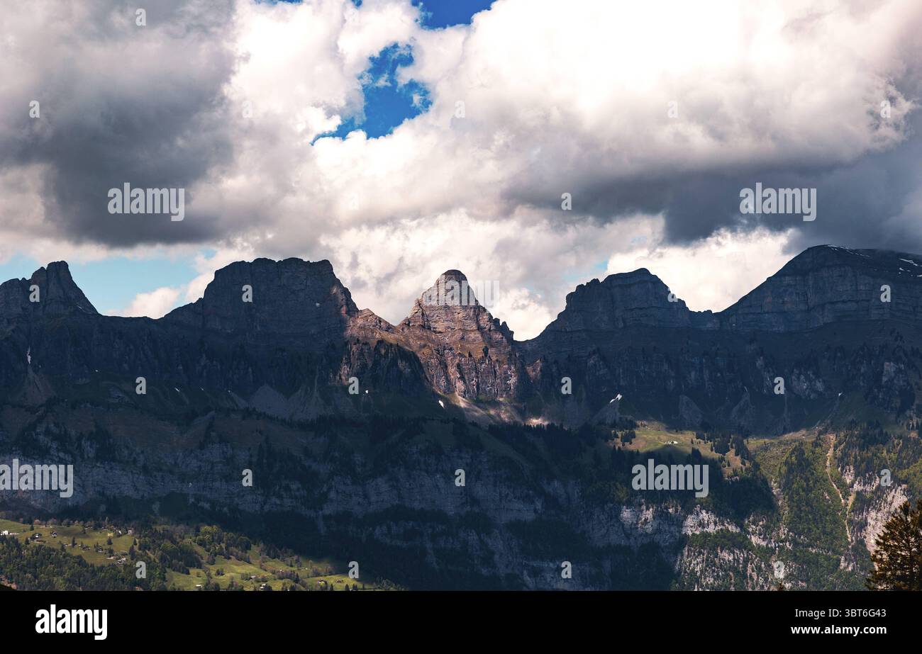 Svizzera, Alpi svizzere, Cantone San Gallo, gruppo Churfirsten, catena montuosa. Svizzera, Alpi svizzere, Cantone San Gallo, gruppo Churfirsten, catena montuosa, estate 2025. Giornata nuvolosa con sole, cima, splendido paesaggio. Escursioni, viaggi, turismo, destinazione di viaggio, svago. svizzera B97A8374 Foto Stock