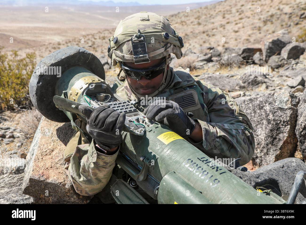 29 settembre 2019 - Fort Irwin, California, USA - soldati dell'esercito statunitense assegnati al 2nd Armored Brigade Combat Team, 1st Armored Division, preparano un FGM-148 Javelin a sparare contro nemici simulati durante l'azione decisiva 20-01 presso il National Training Center di Fort Irwin, California, 29 settembre 2019. Le rotazioni decisive Action presso il National Training Center assicurano che le squadre di combattimento delle Brigate dell'Esercito rimangano versatili, reattive e costantemente disponibili per le contingenze attuali e future. (Immagine di credito: © U.S. Army/ZUMA Wire/ZUMAPRESS.com) Foto Stock