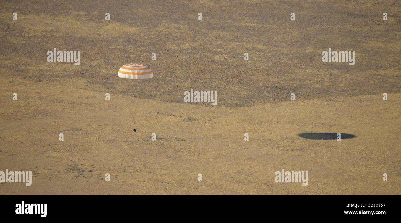 3 ottobre 2019, Zhezkazgan, Kazakistan: Zhezkazgan, Kazakistan. 3 ottobre 2019. La navicella spaziale russa Sojuz MS-12 scende a terra con i membri dell'equipaggio della Expedition 60 Nick Hague della NASA e Alexey Ovchinin di Roscosmos, insieme all'astronauta in visita Hazzaa Ali Almansoori degli Emirati Arabi Uniti il 3 ottobre 2019 in una zona remota vicino alla città di Zhezkazgan, Kazakistan. Hague e Ovchinin stanno tornando dopo 203 giorni nello spazio dove hanno servito come membri della Expedition 59 e 60 equipaggi a bordo della stazione spaziale Internazionale. Almansoori ha registrato 8 giorni nello spazio durante il suo primo volo come AN Foto Stock