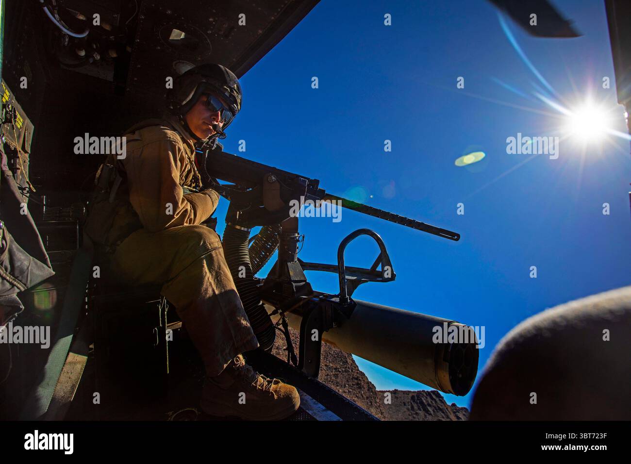 30 settembre 2019 - Chocolate Mountain Aerial Gunner, California, USA - U.S. Marine Corps Cpl. Ross Roby, un UH-1Y Venom Crew Chief, con Marine Light Attack Helicopter Squadron (HMLA) 367, Marine Aircraft Group 39, 3rd Marine Aircraft Wing, esegue scansioni per individuare bersagli durante un'esercitazione di supporto aereo offensivo durante il corso Weapons and Tactics Instructor (WTI) 1-20 al Chocolate Mountain Aerial Gunnery Range, California, 30 settembre 2019. WTI è un evento di addestramento di sette settimane ospitato dal Marine Aviation Weapons and Tactics Squadron One (MAWTS-1), che enfatizza l'integrazione operativa del Six func Foto Stock