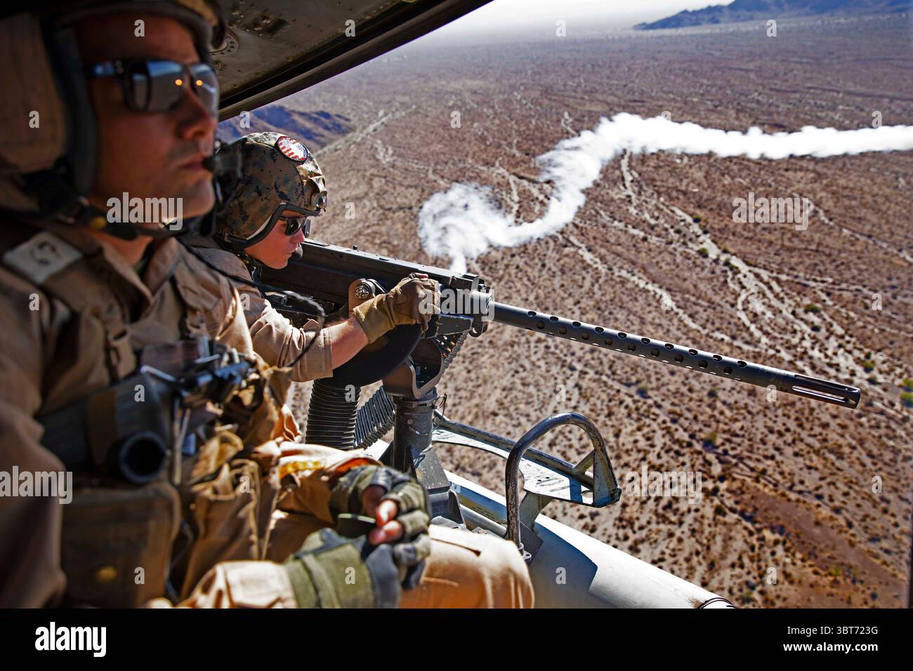 30 settembre 2019 - Chocolate Mountain Aerial Gunner, California, USA - U.S. Marine Corps Cpl. Ross Roby, Right, un UH-1Y Venom Crew Chief, con Marine Light Attack Helicopter Squadron (HMLA) 367, Marine Aircraft Group 39, 3rd Marine Aircraft Wing, affronta obiettivi durante un'esercitazione di supporto aereo offensivo durante il corso Weapons and Tactics Instructor (WTI) 1-20 al Chocolate Mountain Aerial Gunnery Range, California, 30 settembre 2019. WTI è un evento di addestramento di sette settimane ospitato dal Marine Aviation Weapons and Tactics Squadron One (MAWTS-1), che enfatizza l'integrazione operativa dei sei Foto Stock