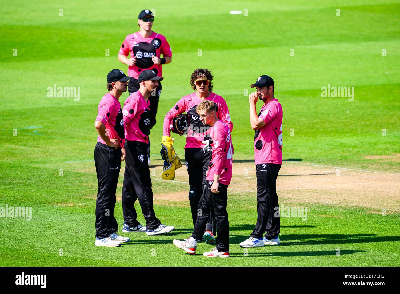 LONDRA, REGNO UNITO. 13 luglio: Tom Kohler-Cadmore del Somerset Cricket Club (centro) festeggia con i compagni di squadra dopo aver preso il wicket off Will Jacks del Surrey Cricket Club durante Surrey vs Somerset - Vitality Blast al Kia Oval Cricket Ground domenica 13 luglio 2025 a LONDRA, REGNO UNITO. Crediti: Taka Wu/Alamy Live News Foto Stock