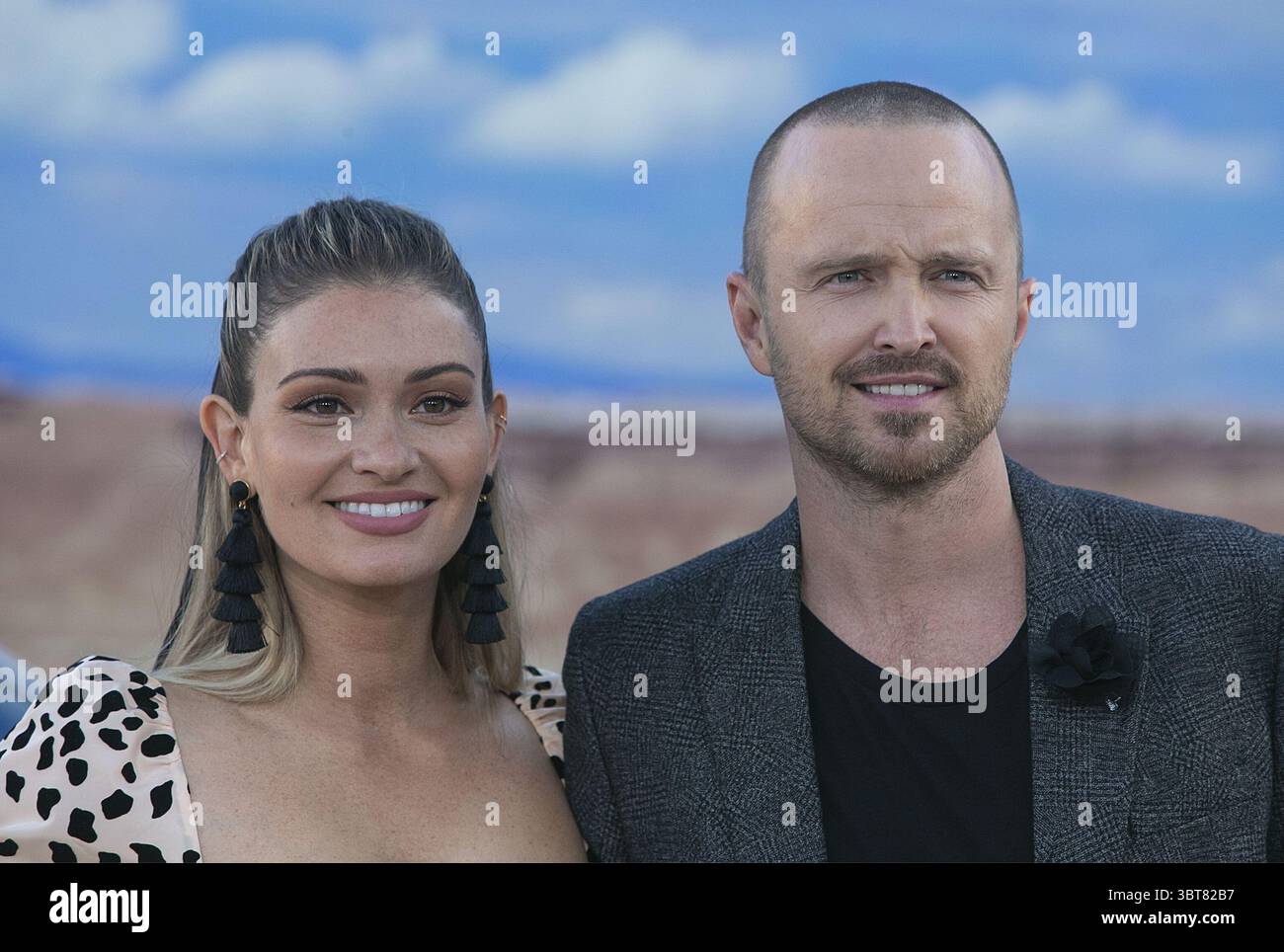 7 ottobre 2019, Westwood, CALIFORNIA, STATI UNITI D'AMERICA: Lauren Parsekian, Aaron Paul arrivano a El cammino: A Breaking Bad Movie in anteprima lunedì 7 ottobre 2019 al Regency Village di Westwood, California. El cammino: A Breaking Bad Movie Premiere. JAVIER ROJAS/PI (immagine di credito: © Prensa Internacional via cavo ZUMA) Foto Stock