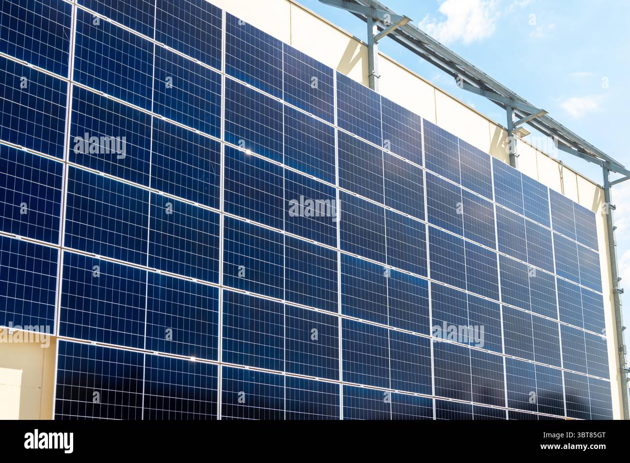 Energia del futuro: Pannelli solari in un sito industriale Foto Stock