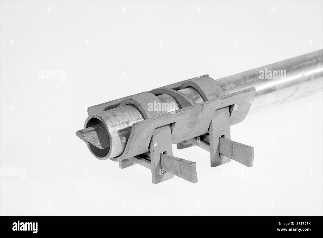 Parts Stampwerk Stampwerk N.V., Whizgle News, Dutch Desk, Paesi Bassi, 1950 - 2000 il 11-02-1971. Questi argomenti vengono visualizzati nell'immagine. Un oggetto metallico occupa il primo piano, mostrando un design cilindrico che si avvolge verso un'estremità Questa estremità presenta una punta affilata, che suggerisce uno scopo correlato alla precisione o al perforazione. La superficie presenta una qualità lucida e riflettente che cattura la luce, sottolineandone la consistenza liscia. Intorno alla sezione cilindrica sono presenti diversi attacchi angolari che sporgono verso l'esterno in modo simmetrico. Questi componenti ricordano parti meccaniche Foto Stock Parts Stampwerk Stampwerk N.V., Whizgle News, Dutch Desk, Paesi Bassi, 1950 - 2000 il 11-02-1971. Questi argomenti vengono visualizzati nell'immagine. Un oggetto metallico occupa il primo piano, mostrando un design cilindrico che si avvolge verso un'estremità Questa estremità presenta una punta affilata, che suggerisce uno scopo correlato alla precisione o al perforazione. La superficie presenta una qualità lucida e riflettente che cattura la luce, sottolineandone la consistenza liscia. Intorno alla sezione cilindrica sono presenti diversi attacchi angolari che sporgono verso l'esterno in modo simmetrico. Questi componenti ricordano parti meccaniche Foto Stock