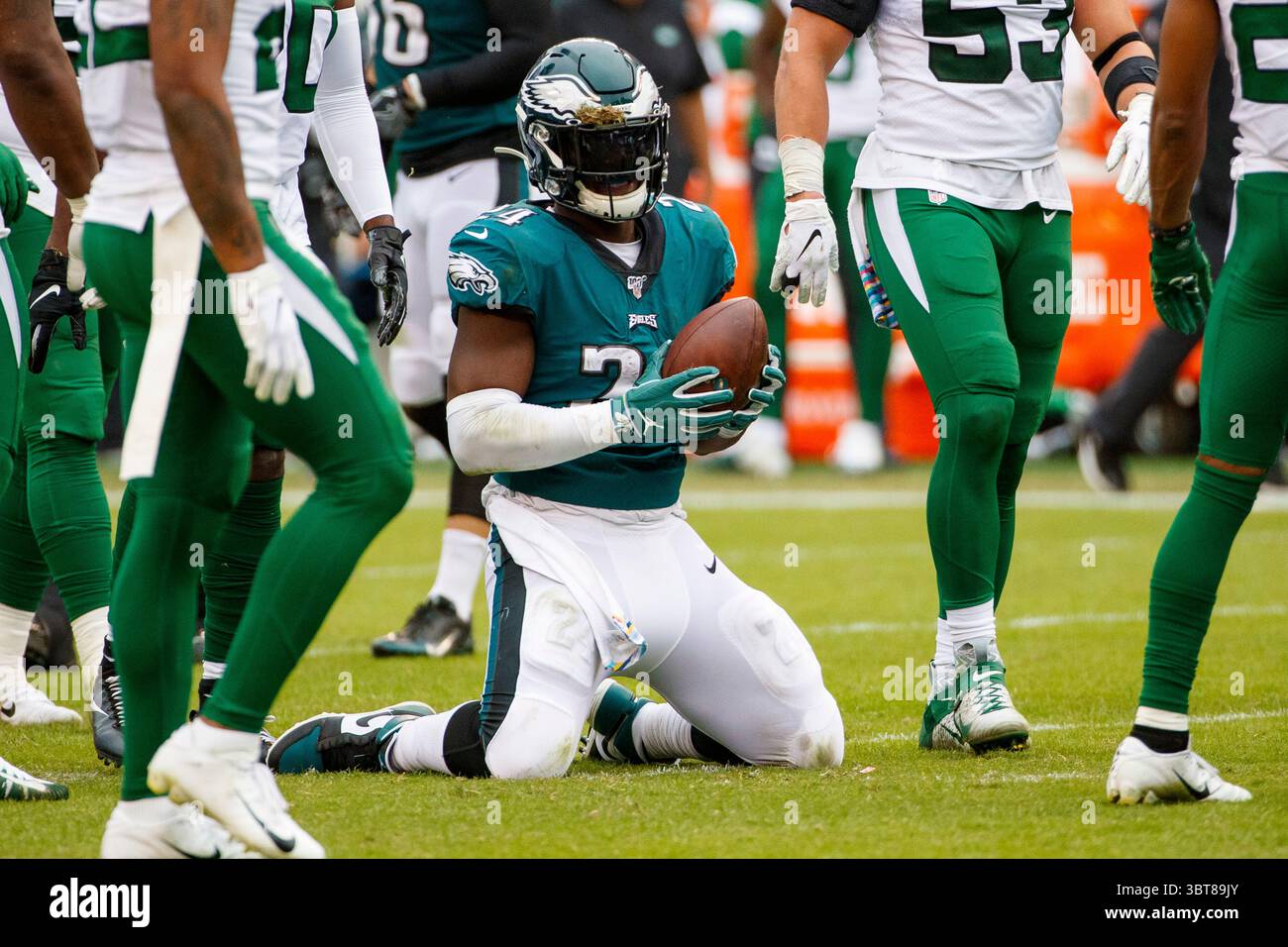 6 ottobre 2019: Il running back dei Philadelphia Eagles Jordan Howard (24) in azione durante la gara NFL tra i New York Jets e i Philadelphia Eagles al Lincoln Financial Field di Philadelphia, Pennsylvania. Christopher Szagola/CSM(immagine di credito: &Copy; Chris Szagola/CSM tramite filo ZUMA) Foto Stock
