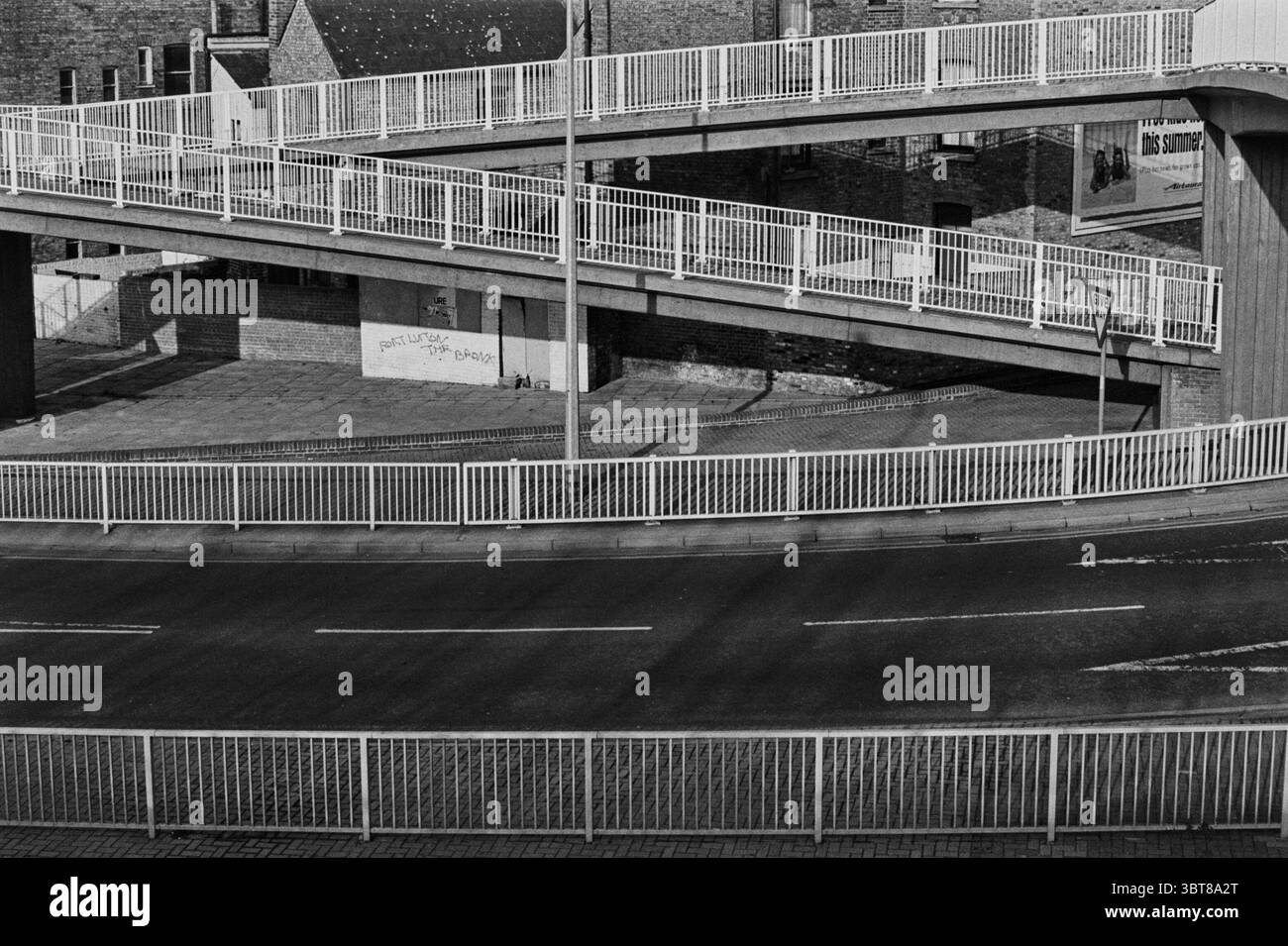 Passerella e ringhiere sulla strada principale A2 a Chatham, Kent, Regno Unito, nel 1992 Foto Stock